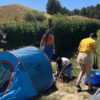 ragazzi tspace montano le tende durante un evento in fattoria pupo