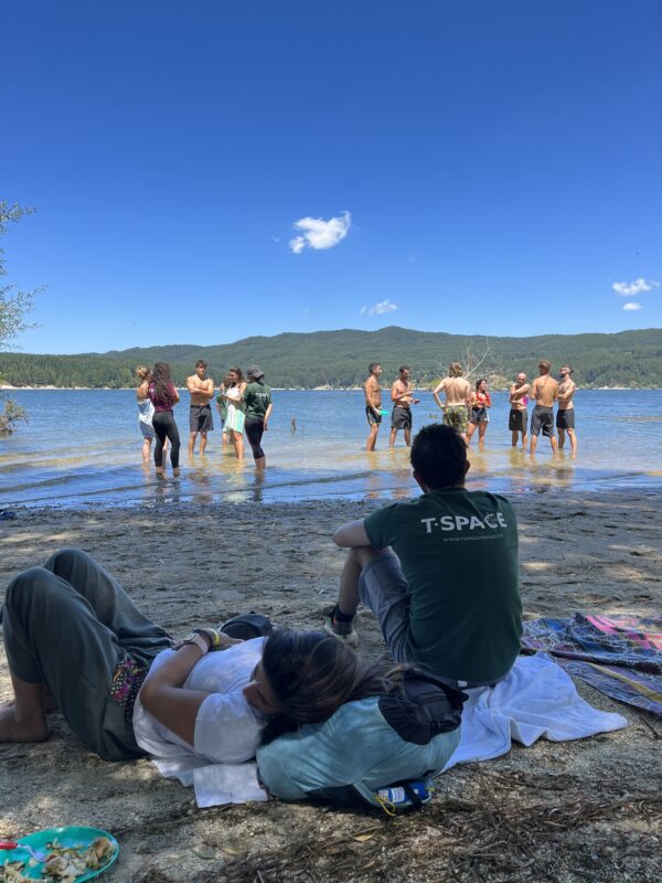 ragazzi che chiacchierano nel lago cecita durante evento tspace 'emotional village'