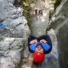 CANYONING CASTIGLIONE: discesa dalla cascata con amici che lo guardano dal basso