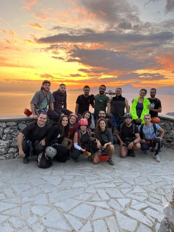 ferrata cristo redentore a maratea - foto di gruppo alla fine del percorso con tramonto sul tirreno alle spalle