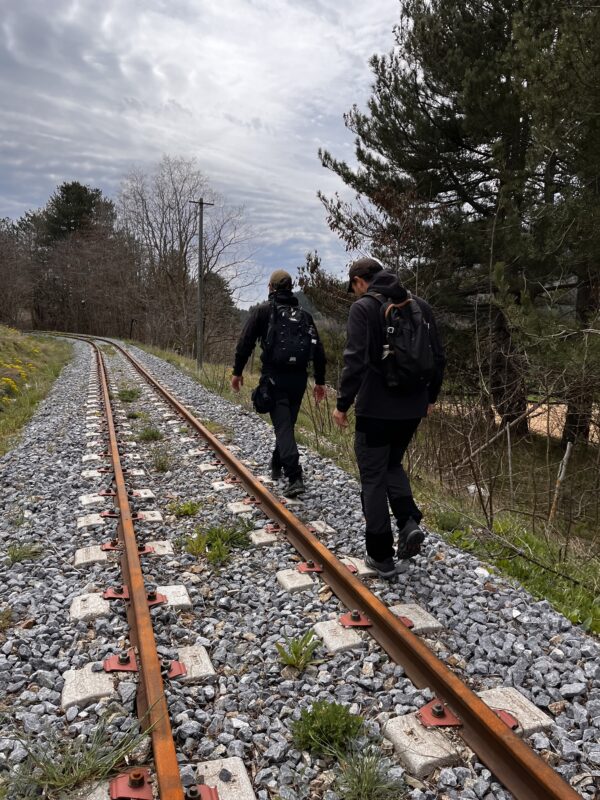 jure vetere: ragazzi attraversano la ferrovia abbandonata durante un'esplorazione tspace