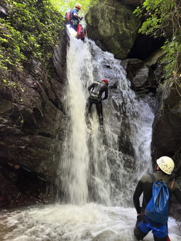 canyoning mezzanello: calata in corda dalla cascata sul torrente mezzanello in calabria