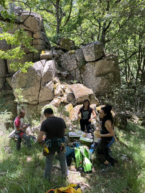 introduzione al canyoning lezione su parete a secco