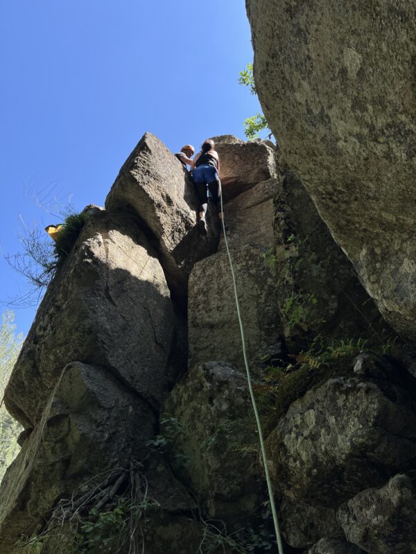 introduzione al canyoning lezione academy - discesa autonoma su parete a secco