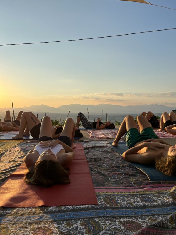 yoga su piattaforma panoramica durante l'evento TSPACE dal titolo QUINTA DA NINA ROSE