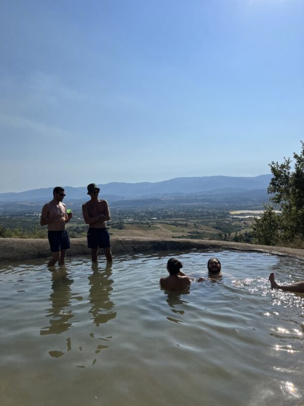 ragazzi in ammollo in una piscina naturale durante l'evento TSPACE dal titolo QUINTA DA NINA ROSE