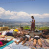 quinta da nina rose: evento tspace. i ragazzi fanno yoga su sfondo panoramico in calabria