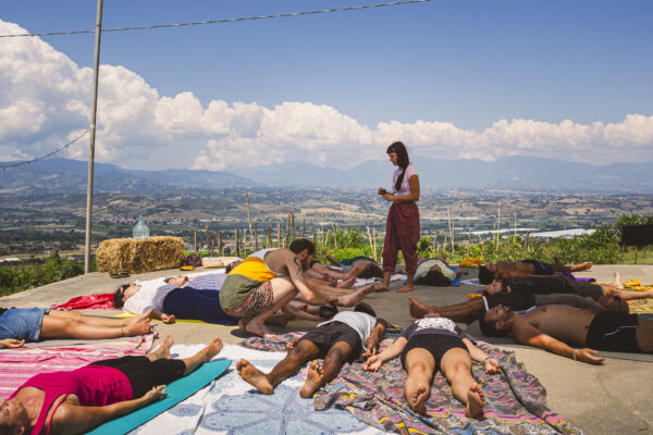 quinta da nina rose: evento tspace. i ragazzi fanno yoga su sfondo panoramico in calabria