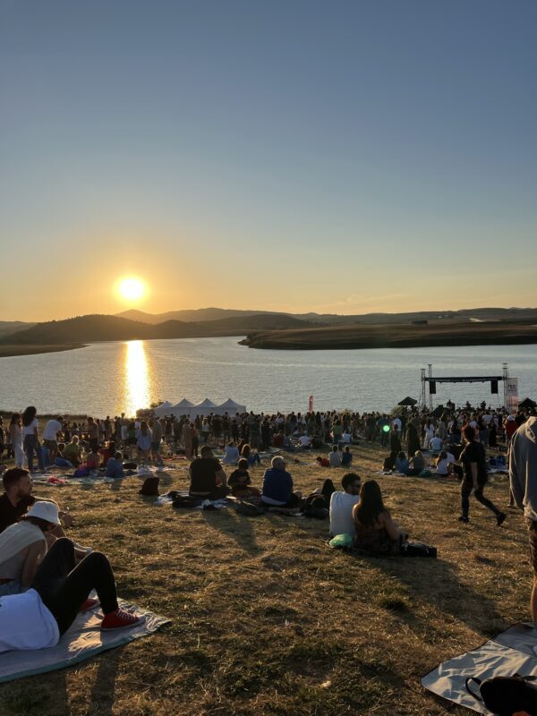evento in Calabria dal nome emotional village a cura di Tspace: concerti sul lago cecita, vista dell'area concerti