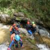academy: introduzione al canyoning - gruppo progredisce nel torrente jannello in calabria