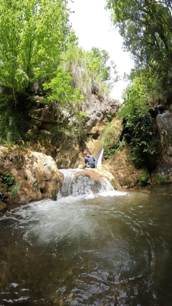 academy: introduzione al canyoning - progressione in torrente jannello in calabria