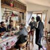 gruppo che fa colazione in una casa di montagna in sila durante un ritiro tspace dal nome esplorazione dei sensi