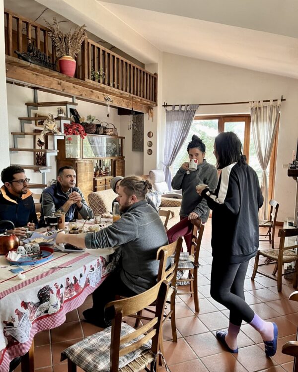 gruppo che fa colazione in una casa di montagna in sila durante un ritiro tspace dal nome esplorazione dei sensi